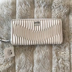 NWT Coach Cream Zip Around Wallet